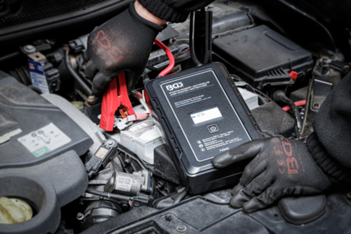 Robot de pornire auto cu tehnologie Ultra Condensator, 12 V / 300 A / 600 A BGS Technic 74242