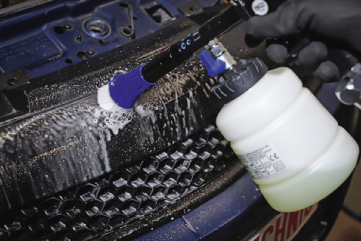 Pistol de curatare pneumatic cu perii si cap cu aspiratie 7 piese BGS Technic 70150 Pistol de curatare pneumatic cu perii si cap cu aspiratie 7 piese BGS Technic 70150