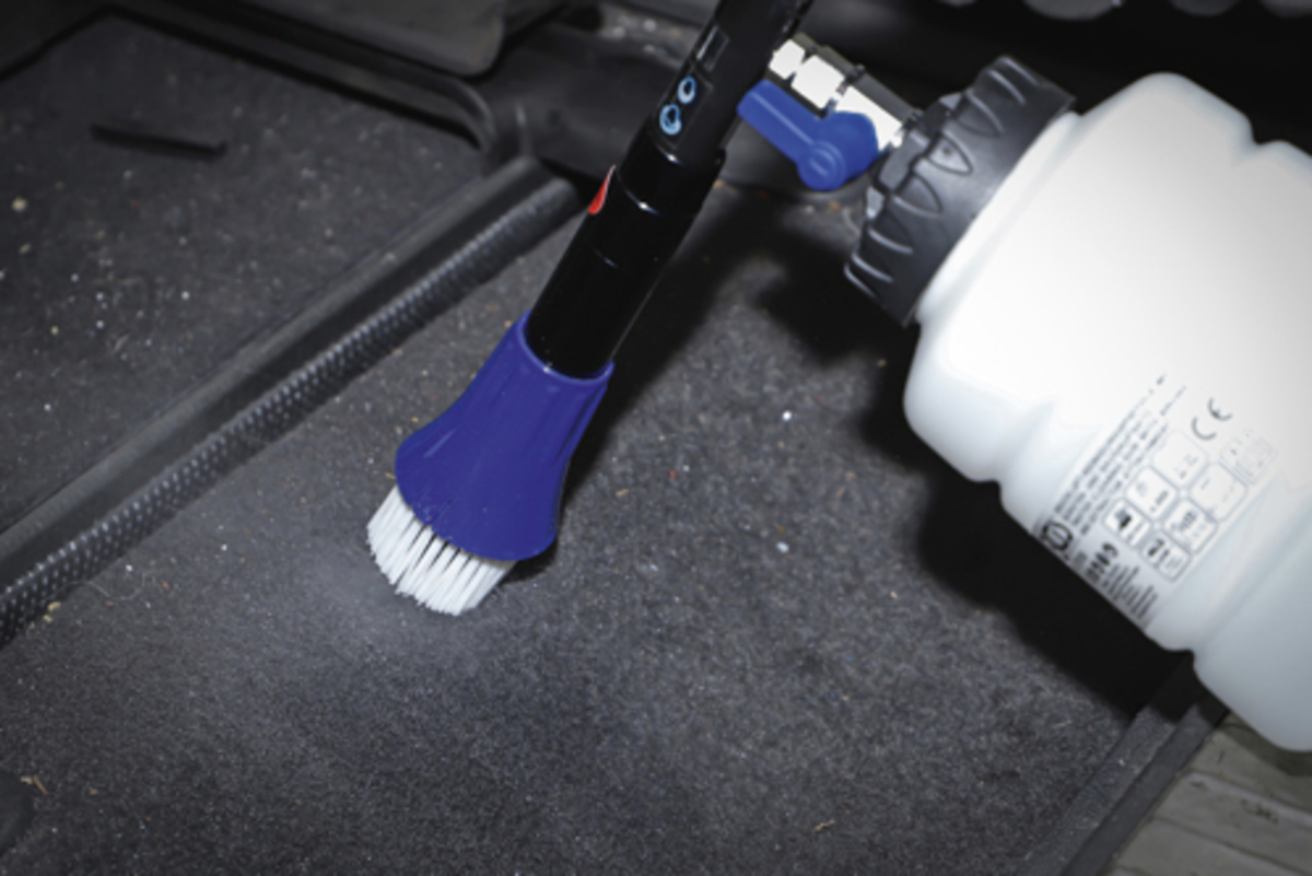 Pistol de curatare pneumatic cu perii si cap cu aspiratie 7 piese BGS Technic 70150 Pistol de curatare pneumatic cu perii si cap cu aspiratie 7 piese BGS Technic 70150