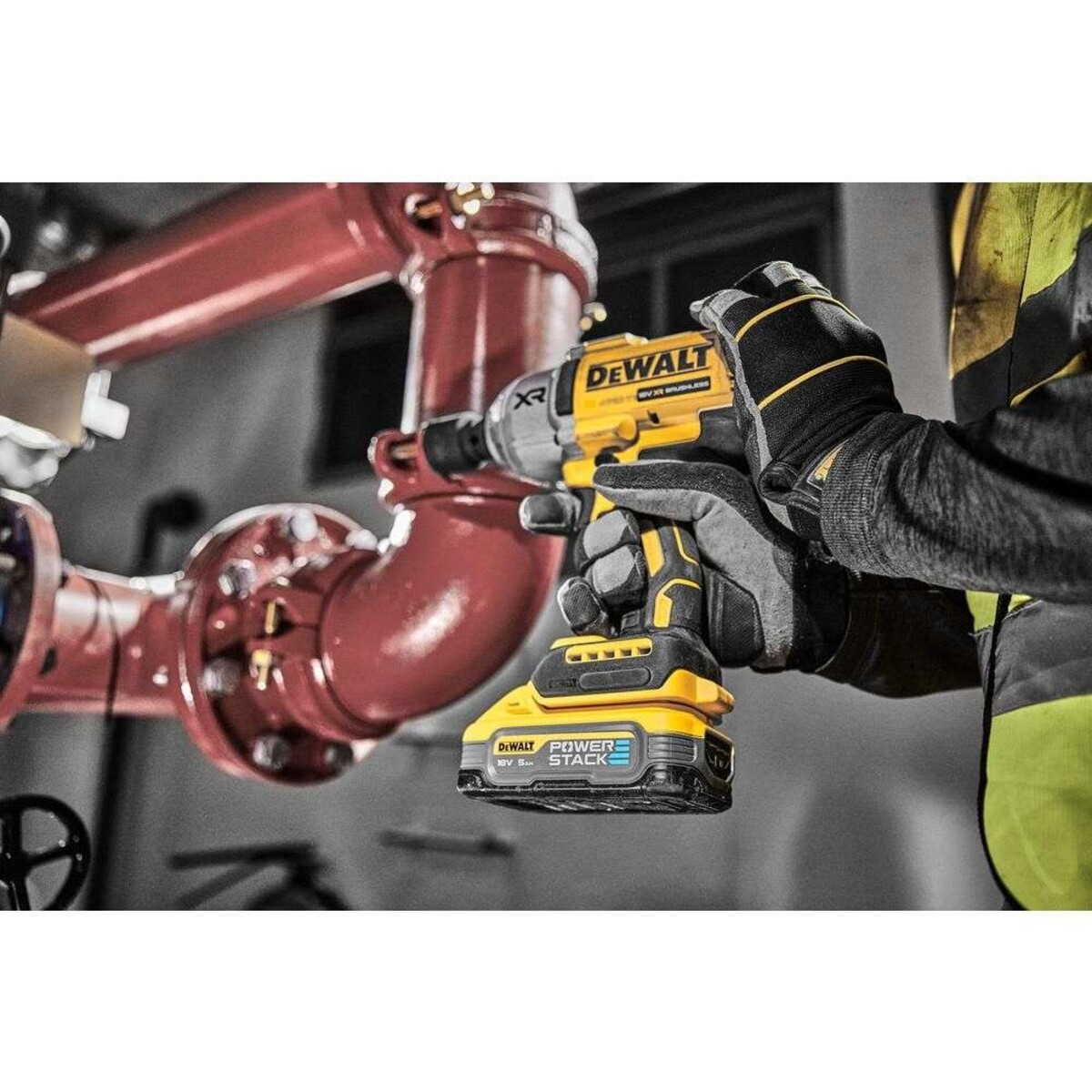 Masina de insurubat cu impact 1/2" 1396Nm/1898Nm cu 2 acumulatori XR Li-Ion 18V - 5.0Ah Powerstack Dewalt DCF900H2T-QW