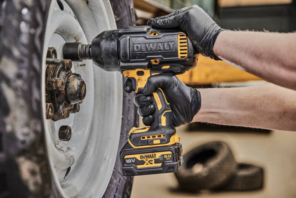 Masina de insurubat cu impact 1/2" 1898Nm cu 2 acumulatori XR Li-Ion 18V - 5.0Ah Dewalt DCF900P2-QW