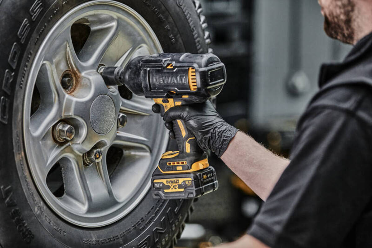 Masina de insurubat cu impact 1/2" 1898Nm cu 2 acumulatori XR Li-Ion 18V - 5.0Ah Dewalt DCF900P2-QW