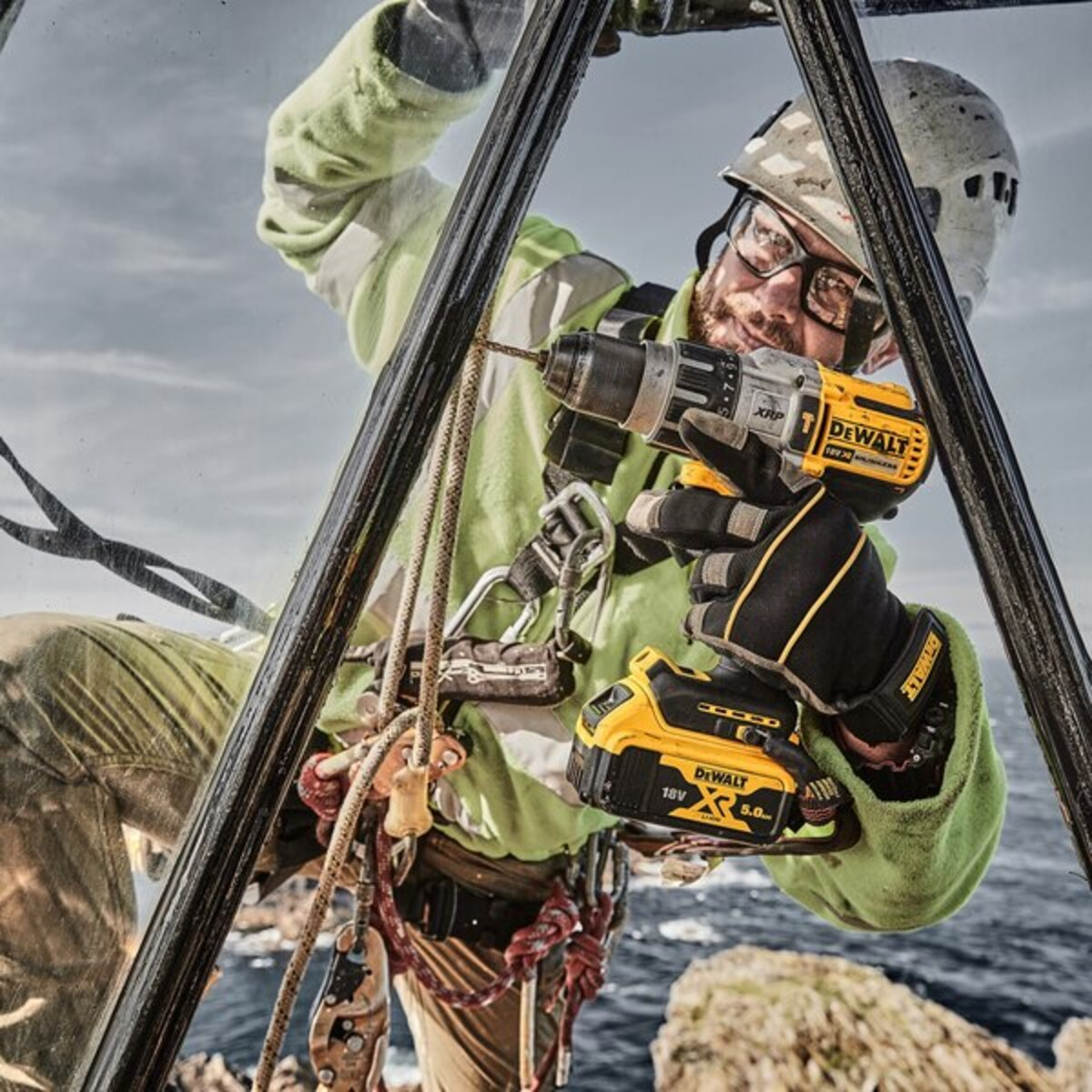 Masina de gaurit si insurubat cu percutie DeWalt DCD996P2-QW - 18V - 5Ah / 95Nm x 2 acumulatori Masina de gaurit si insurubat cu percutie DeWalt DCD996P2-QW - 18V - 5Ah / 95Nm x 2 acumulatori