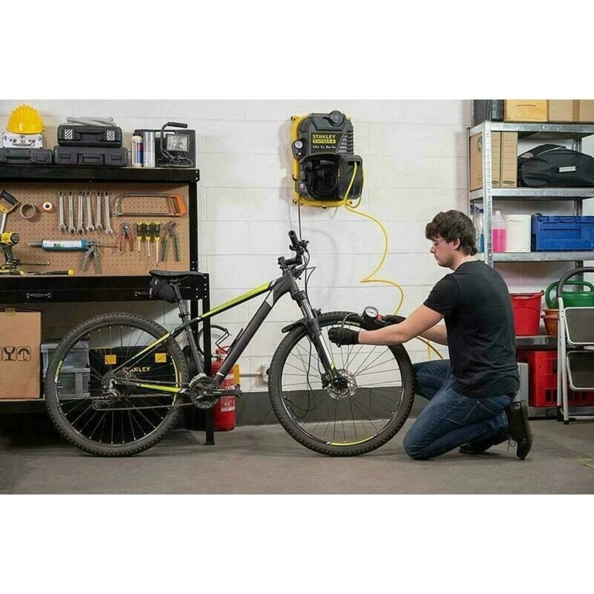 Compresor de perete 1.5HP 8 Bar Stanley Fatmax FMXCMD152WE